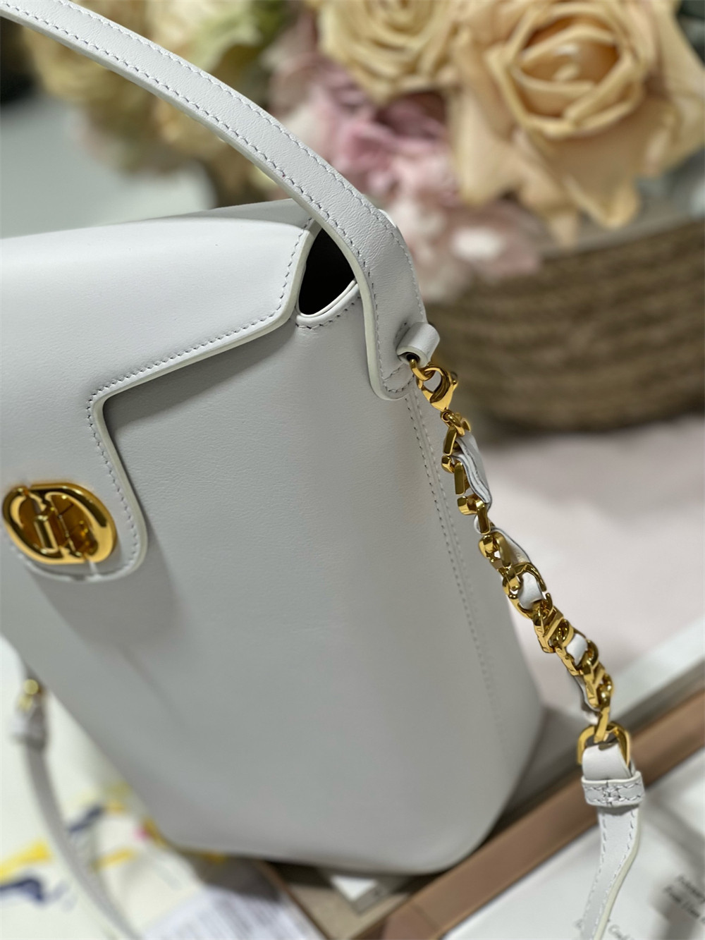 D10r 30 Montaigne Large Chain Bucket Bag White