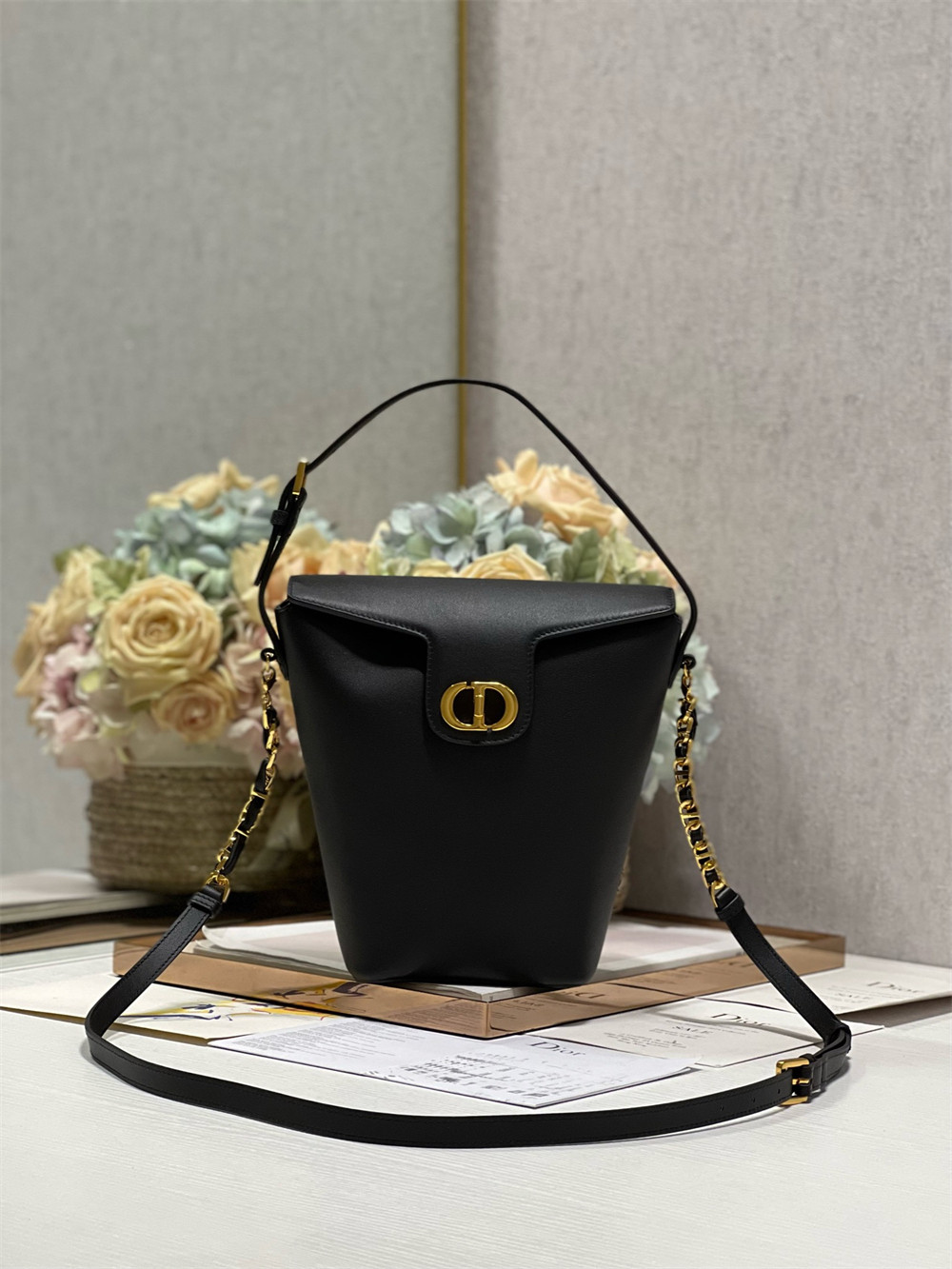 D10r 30 Montaigne Large Chain Bucket Bag Black 17x7x18cm