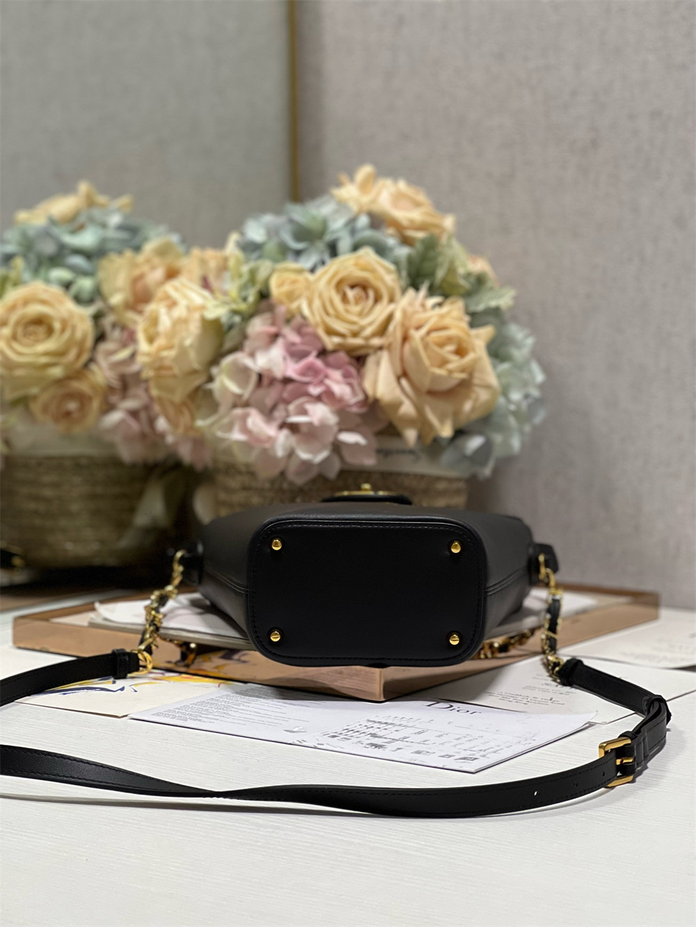 D10r 30 Montaigne Large Chain Bucket Bag Black 17x7x18cm