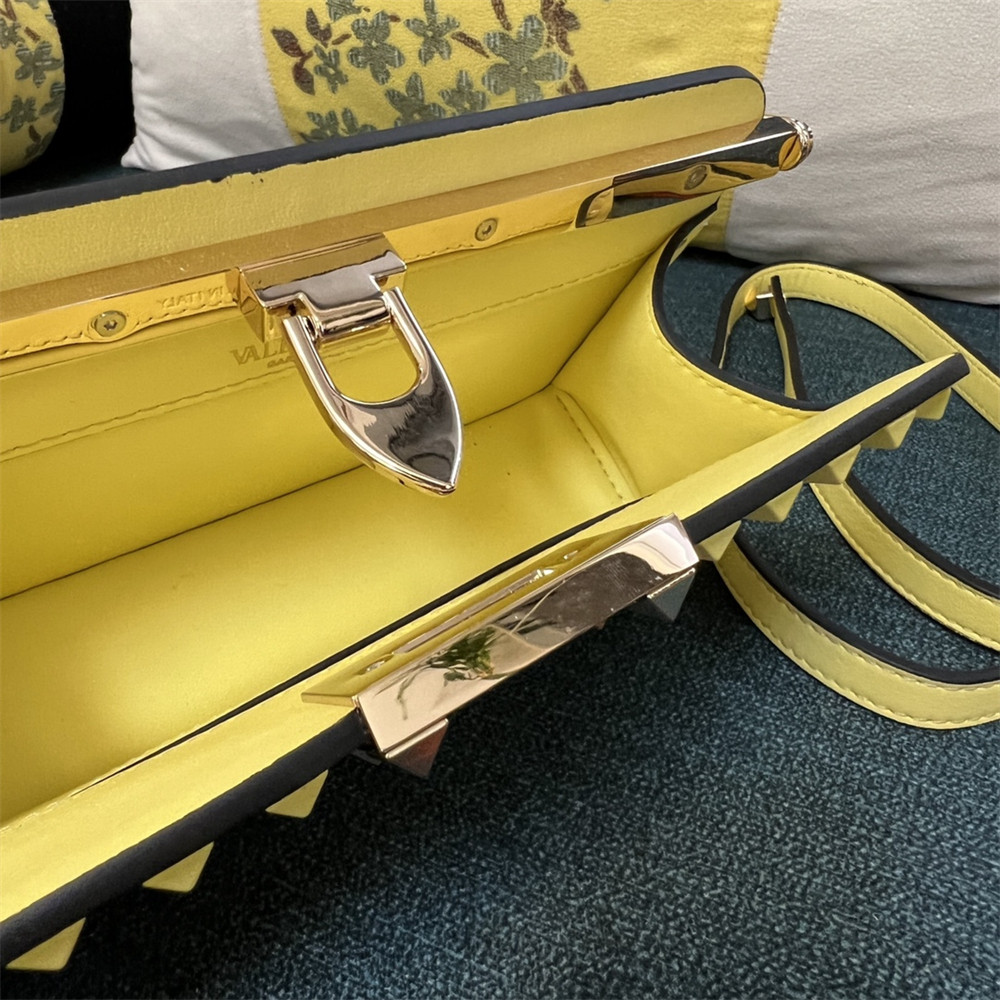 Va1e*ntin0 GARAVANI ROCKSTUD23 SMALL SMOOTH CALFSKIN SHOULDER BAG YELLOW