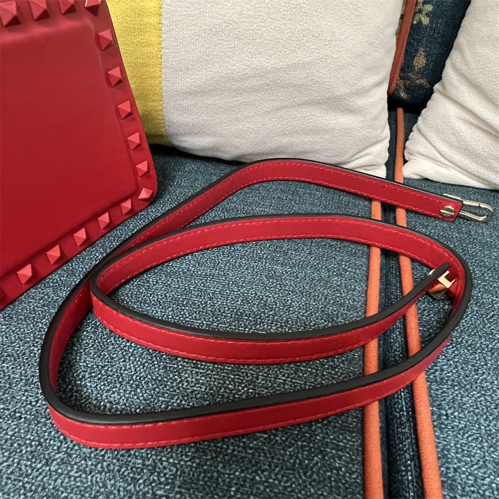 Va1e*ntin0 GARAVANI ROCKSTUD23 SMALL SMOOTH CALFSKIN SHOULDER BAG RED