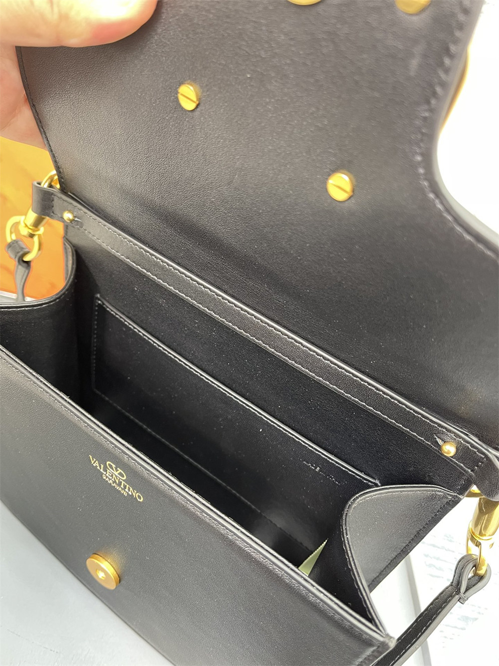 Va1e*ntin0 GARAVANI LOCÒ CALFSKIN SHOULDER SMALL BAG BLACK 22 x 16  x 7 cm