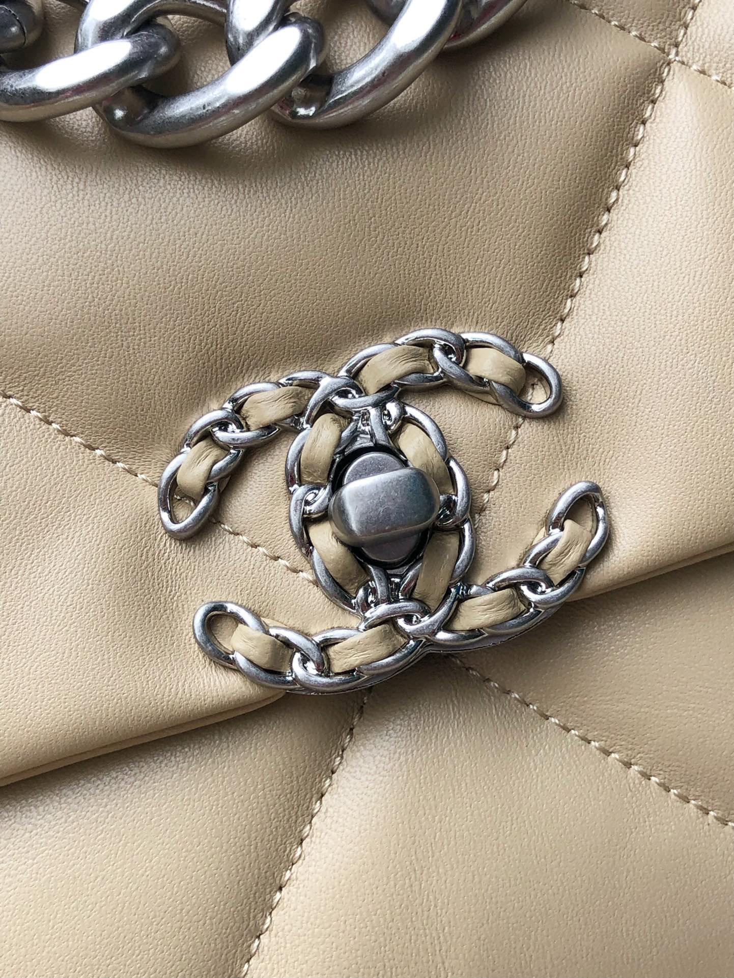 Ch**el 19 HANDBAG Shiny Leather, Gold-Tone, Silver-Tone & Ruthenium-Finish Metal Beige 30x20x10cm