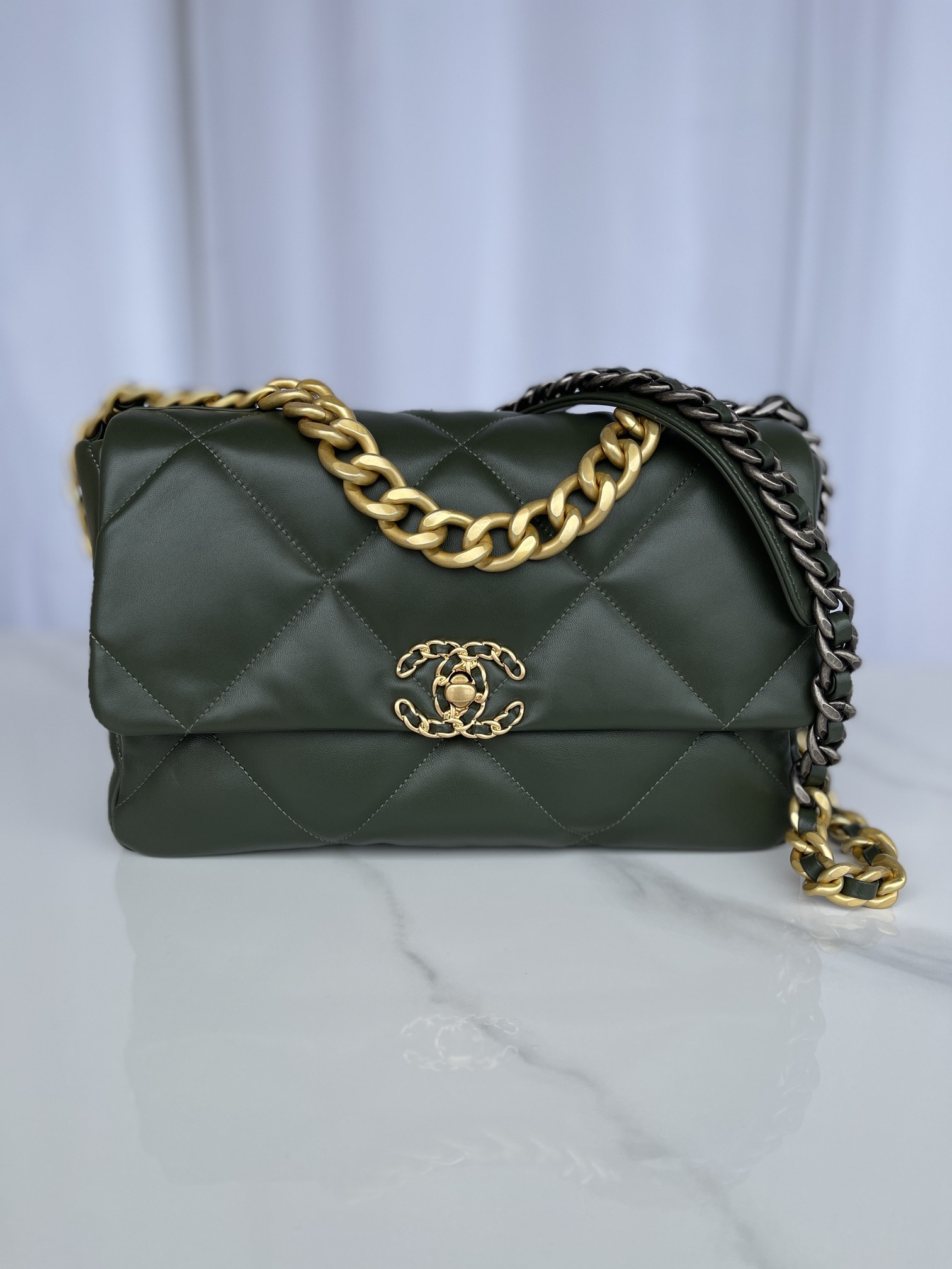 Ch**el 19 LARGE HANDBAG Shiny Leather, Gold-Tone, Silver-Tone & Ruthenium-Finish Metal Dark Green 7.8 × 11.7 × 3.9 in