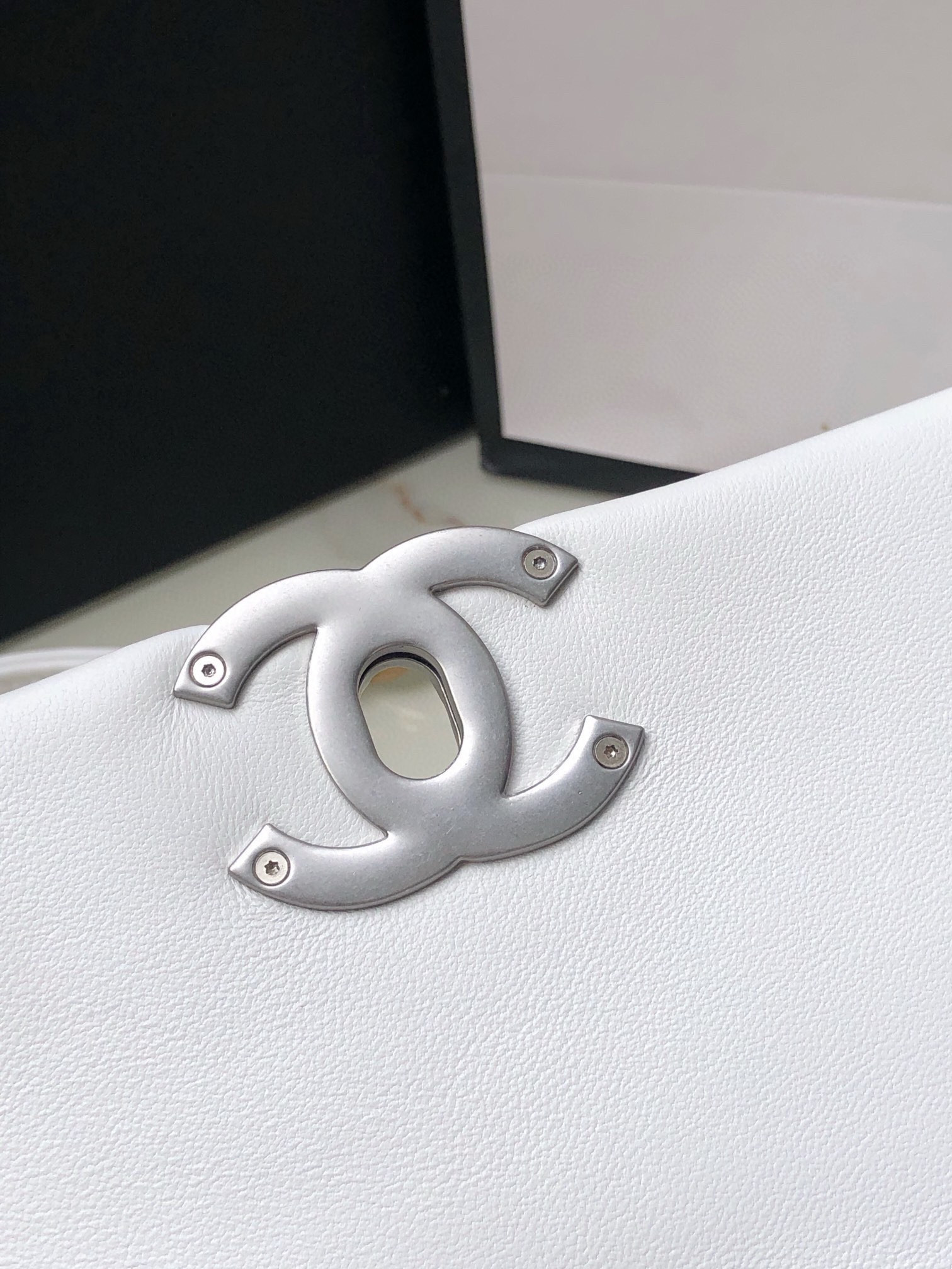 Ch**el 19 HANDBAG Shiny Leather, Gold-Tone, Silver-Tone & Ruthenium-Finish Metal White 6.2 × 10.1 × 3.5 in