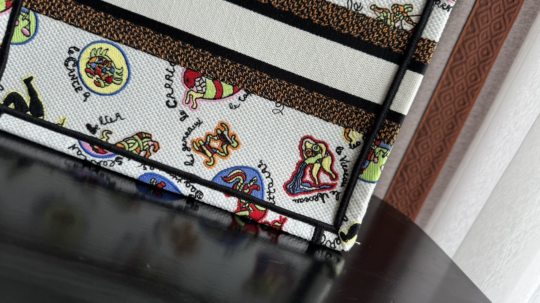 Small D10r BOOK TOTE WHITE MULTICOLOR DRAGON ZODIAC EMBROIDERY 10.5 x 8.5 x 5.5 inches