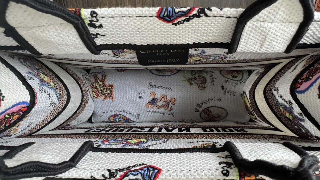 Small D10r BOOK TOTE WHITE MULTICOLOR DRAGON ZODIAC EMBROIDERY 10.5 x 8.5 x 5.5 inches