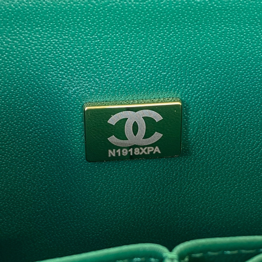 Ch**el SMALL CLASSIC HANDBAG Grained SHINY Calfskin & Gold-Tone Metal Green 5.7 × 9 × 2.3 in