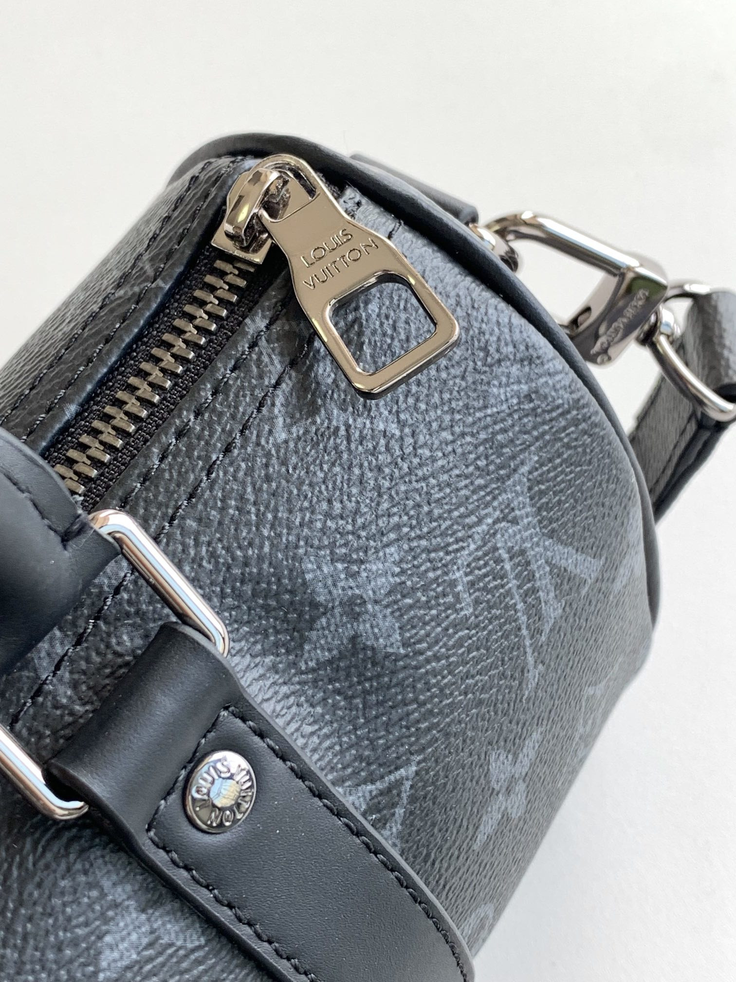 L0vis Vvtt0n Keepall XS Monogram Eclipse Reverse Black M45947 21 x 12 x 9 CM