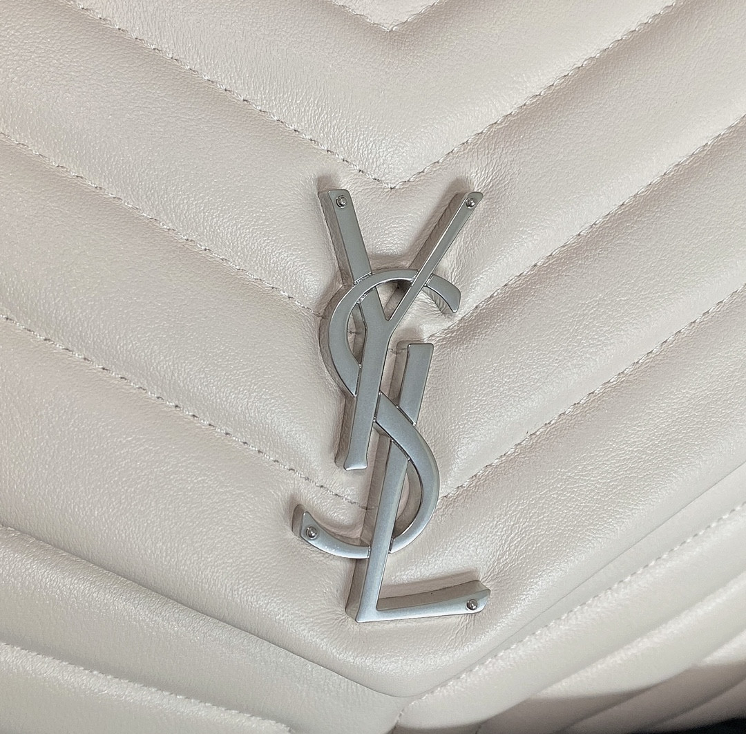 Y51 LOULOU MEDIUM IN QUILTED LEATHER BLANC VINTAGE SILVER 12.5 X 8.6 X 3.5 INCHES