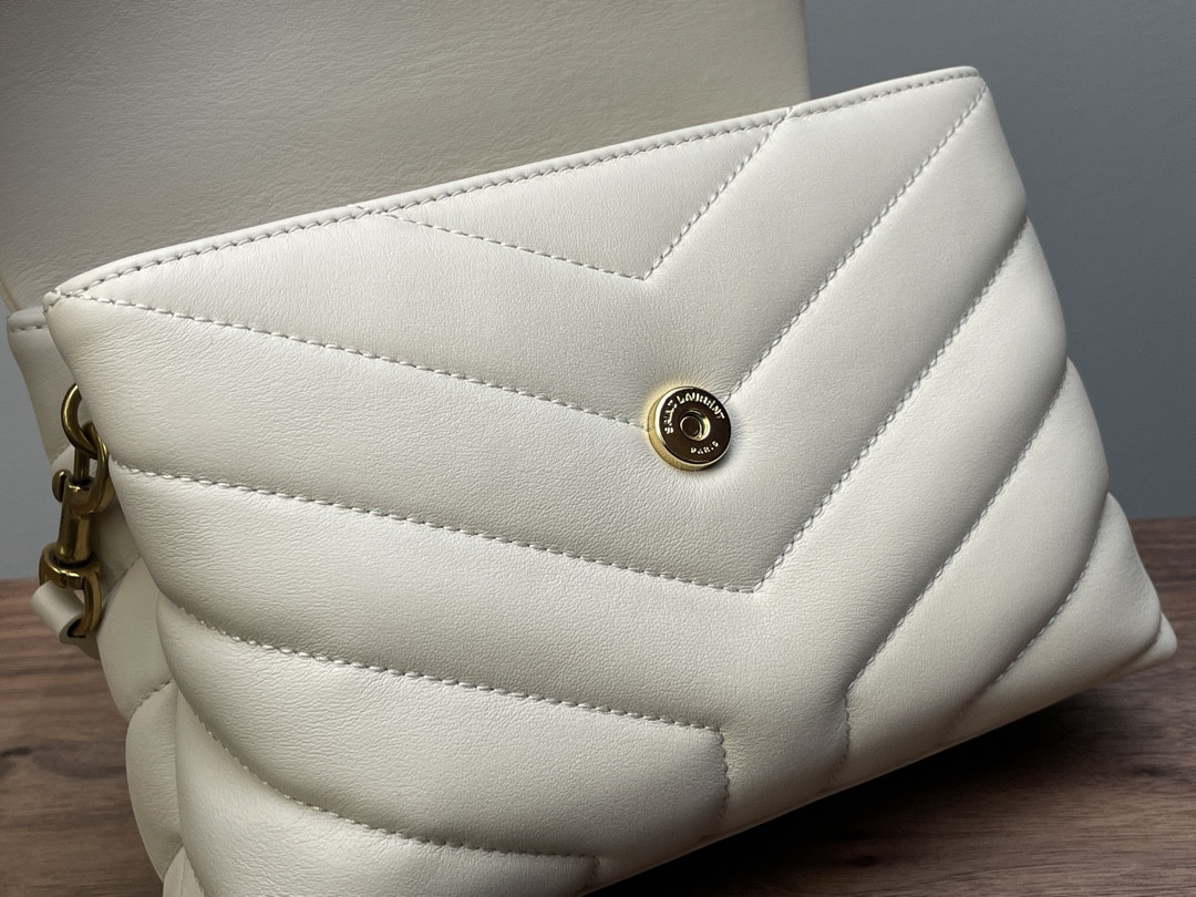 Y51 TOY LOULOU IN QUILTED LEATHER WHITE 7.9 X 5.5 X 3 INCHES