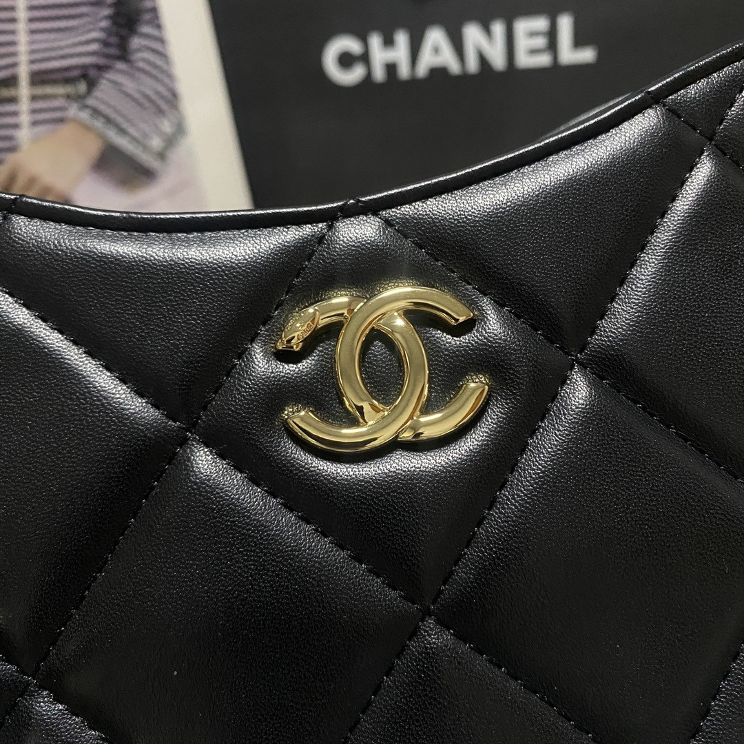 Ch**el Shiny Leather Large Shopper Tote Black 33×21×7.5 cm