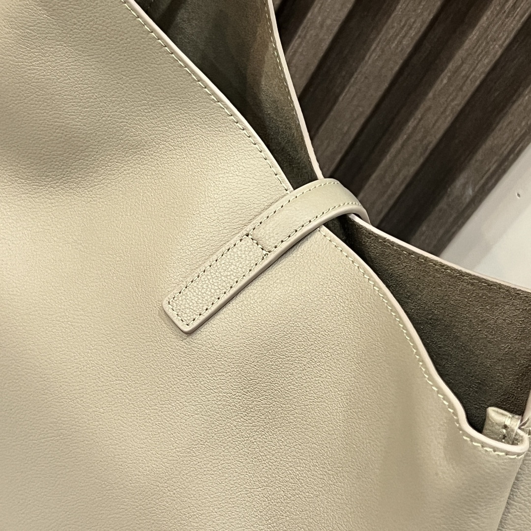 Y51 LE 5 À 7 S*pPLE LARGE IN SMOOTH LEATHER LIGHT GRAY 11.8" X 11" X 4.3"