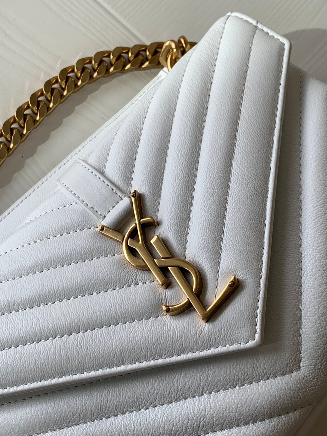 Y51 COLLEGE MEDIUM IN QUILTED LEATHER white  9.4 X 6.6 X 2.5 INCHES