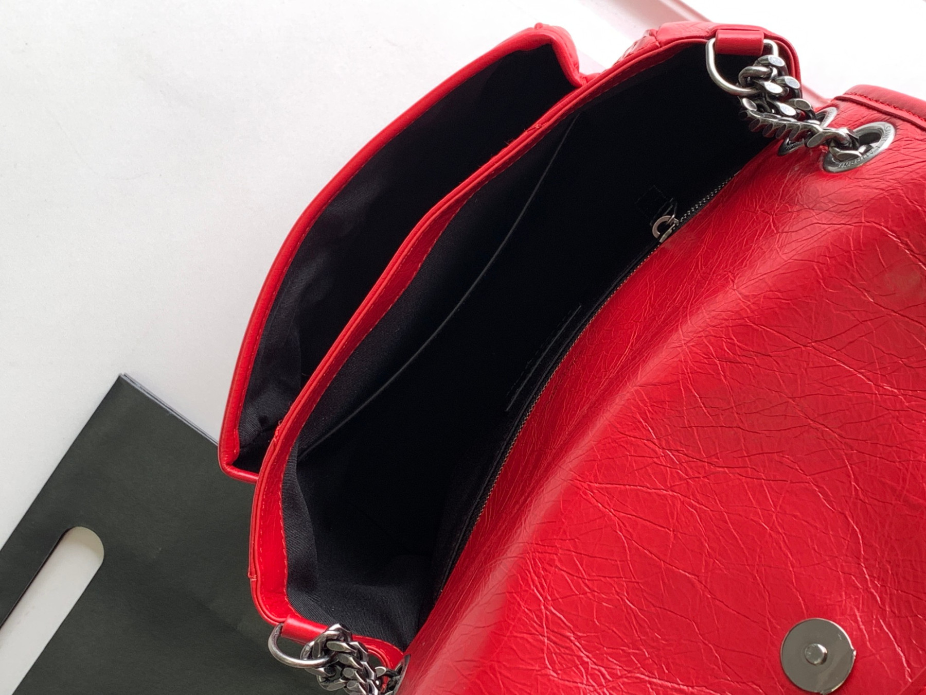 Y51 NIKI MEDIUM IN VINTAGE LEATHER SHINY RED 11 X 7.8 X 3.3 INCHES
