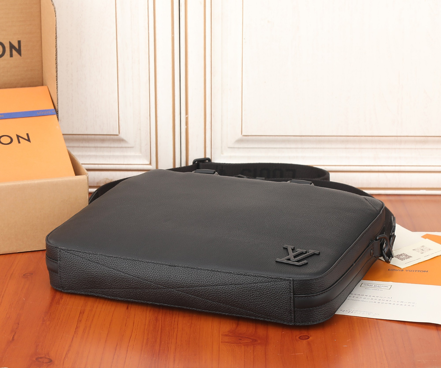 LV M23778 Pilot Briefcase 39 x 29 x 6 cm