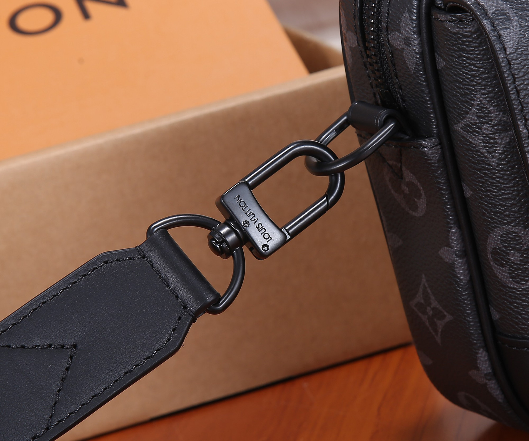 LV M4679 Steamer Messenger 24 x 17 x 5 CM