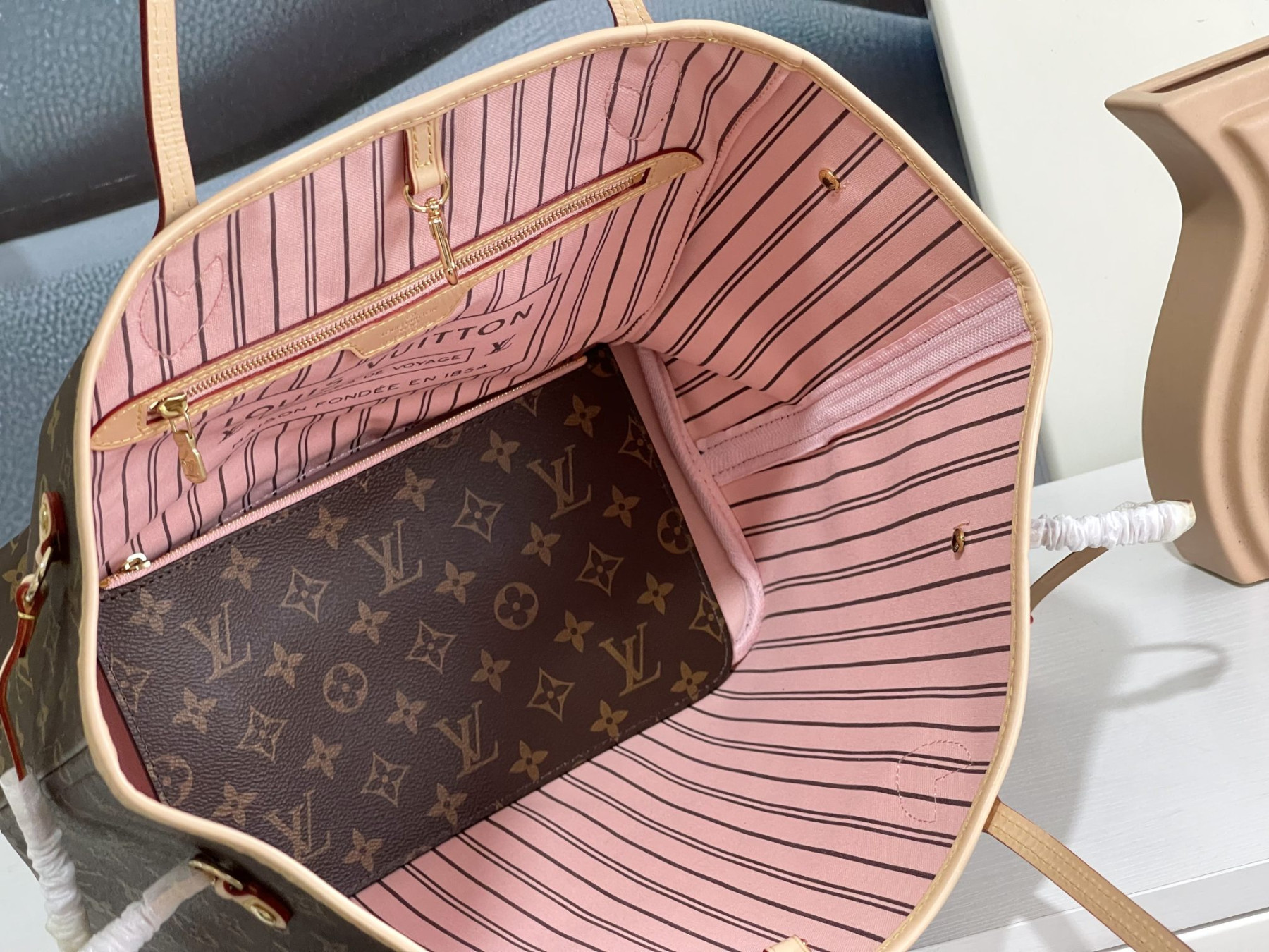 L0vis Vvtt0n M40995 Neverfull MM 12.6 x 11.4 x 6.7 inches Without Box