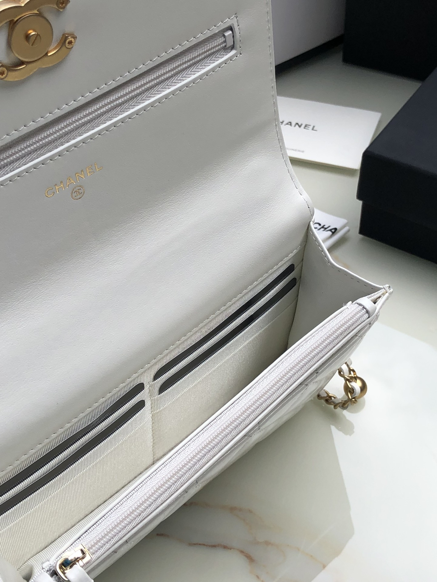 Ch**el CLASSIC WALLET ON CHAIN WHITE 4.8 × 7.5 × 1.4 in