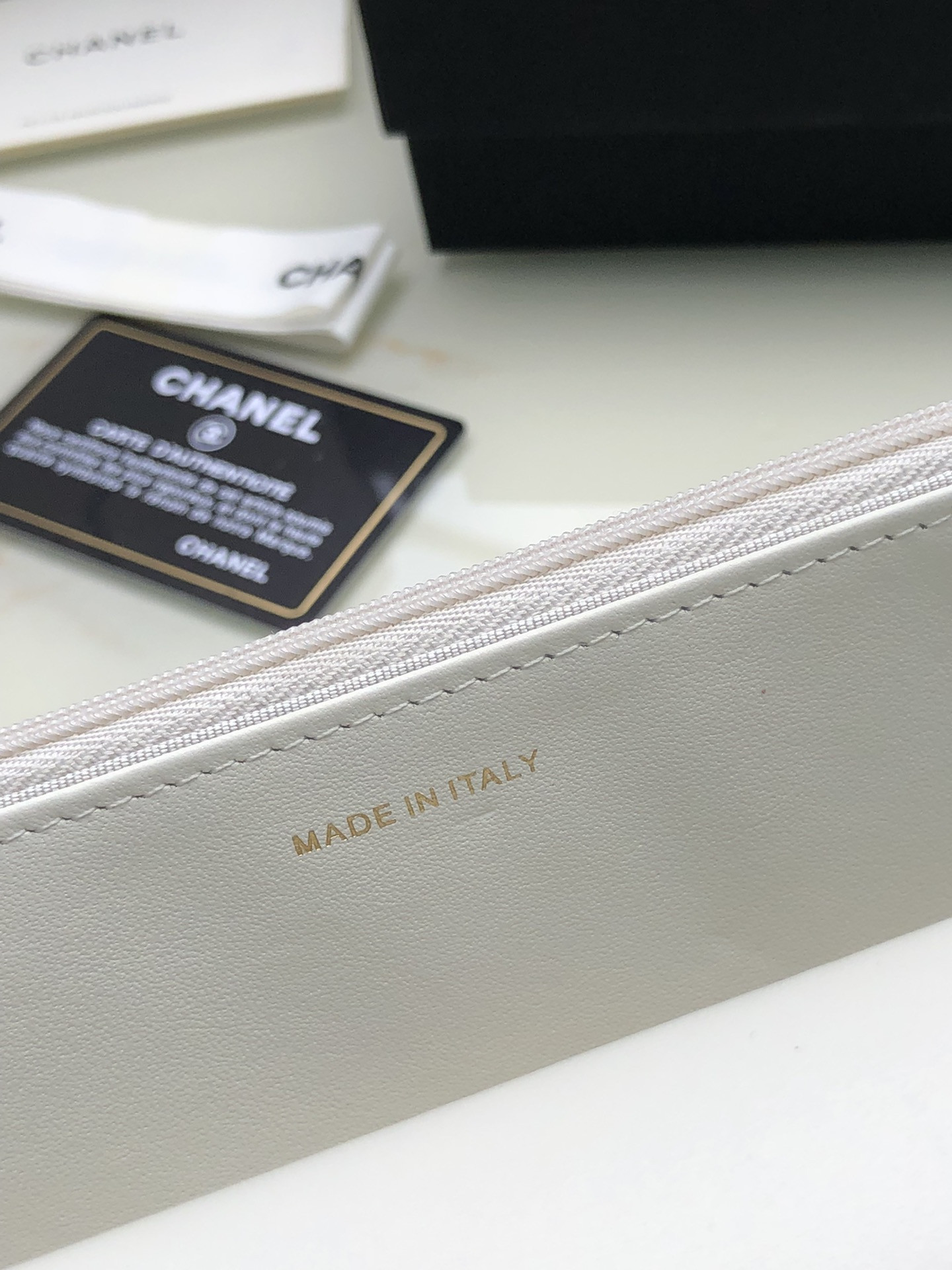 Ch**el CLASSIC WALLET ON CHAIN WHITE 4.8 × 7.5 × 1.4 in
