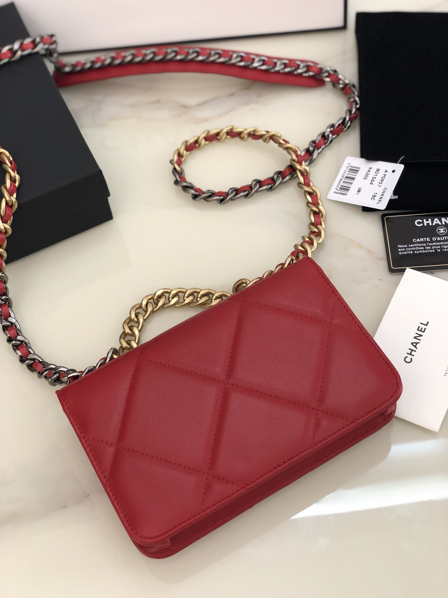 Ch**el CLASSIC WALLET ON CHAIN RED 4.8 × 7.5 × 1.4 in