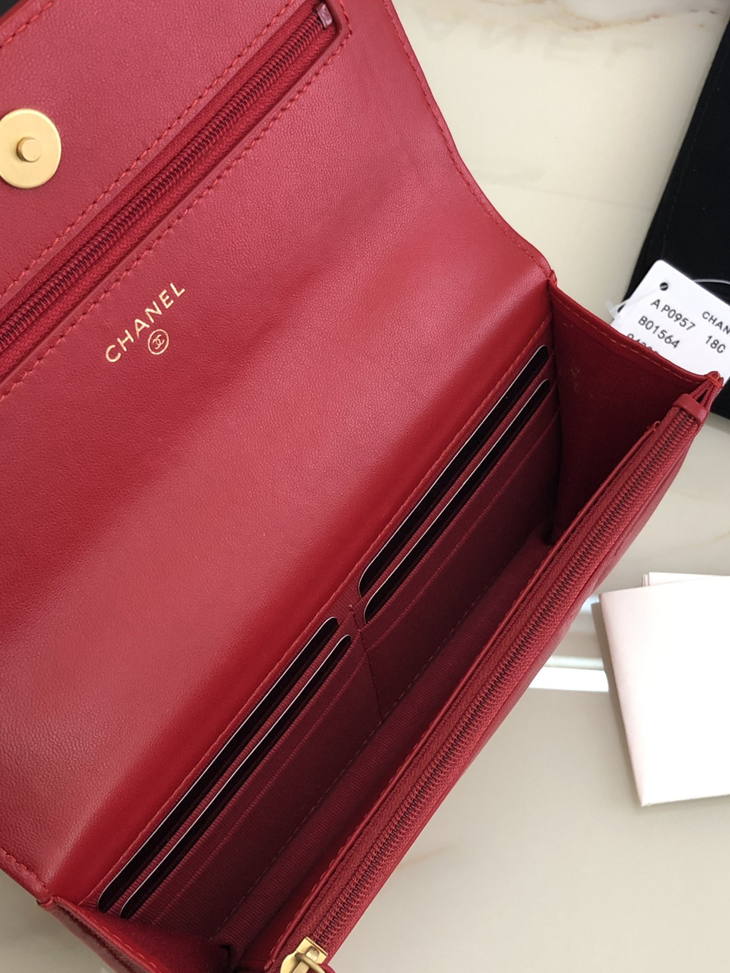 Ch**el CLASSIC WALLET ON CHAIN RED 4.8 × 7.5 × 1.4 in