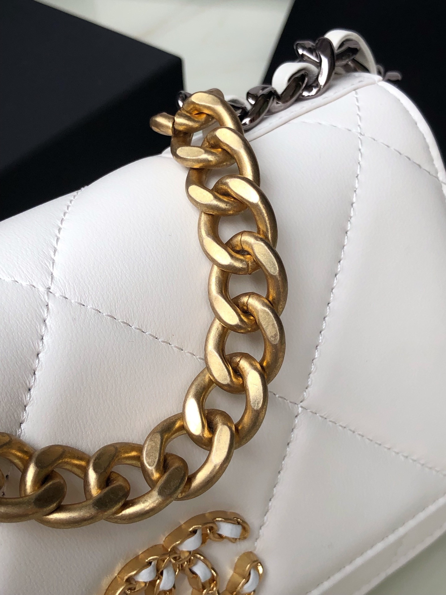 Ch**el CLASSIC WALLET ON CHAIN 4.8 × 7.5 × 1.4 in