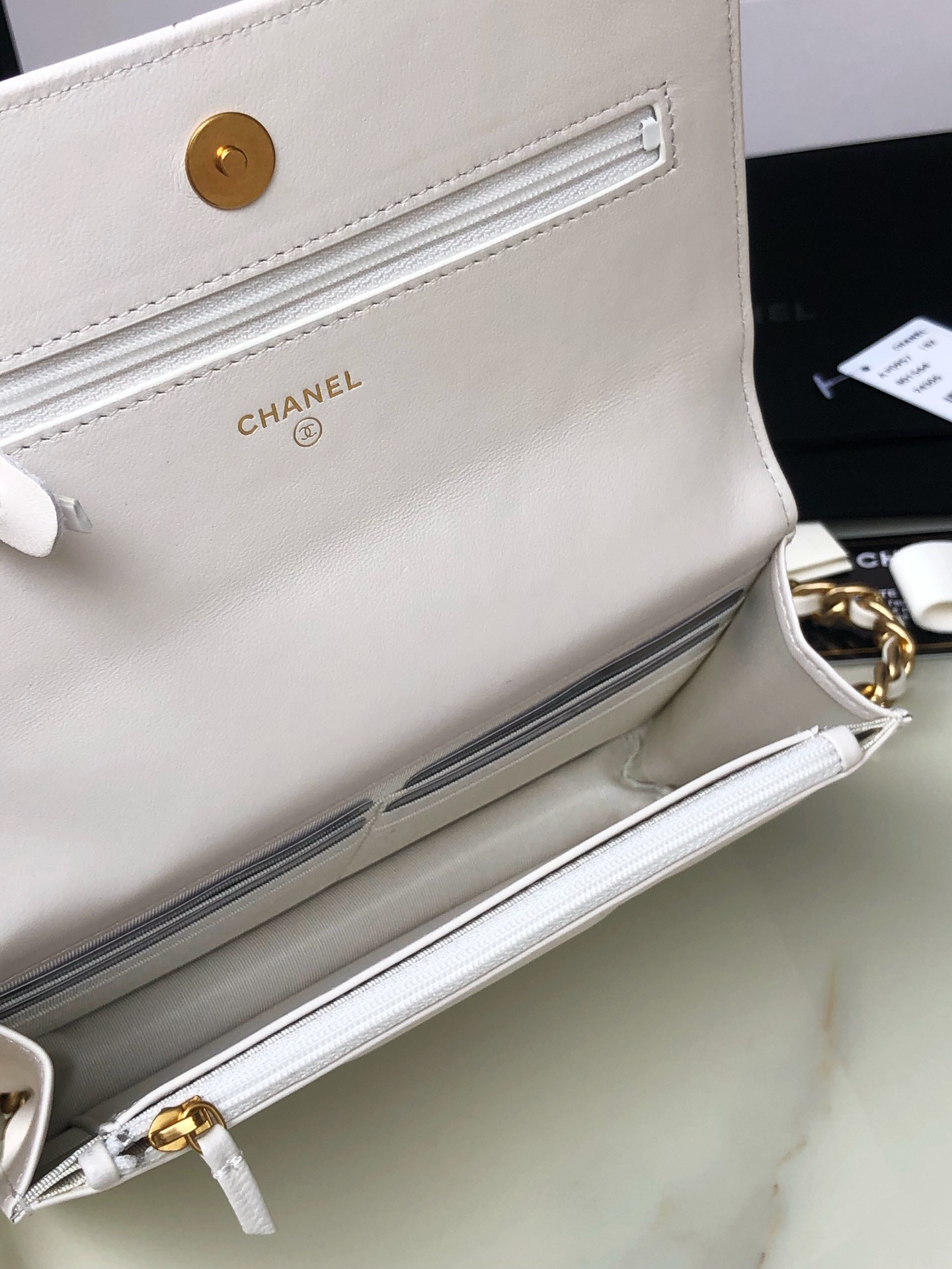 Ch**el CLASSIC WALLET ON CHAIN 4.8 × 7.5 × 1.4 in
