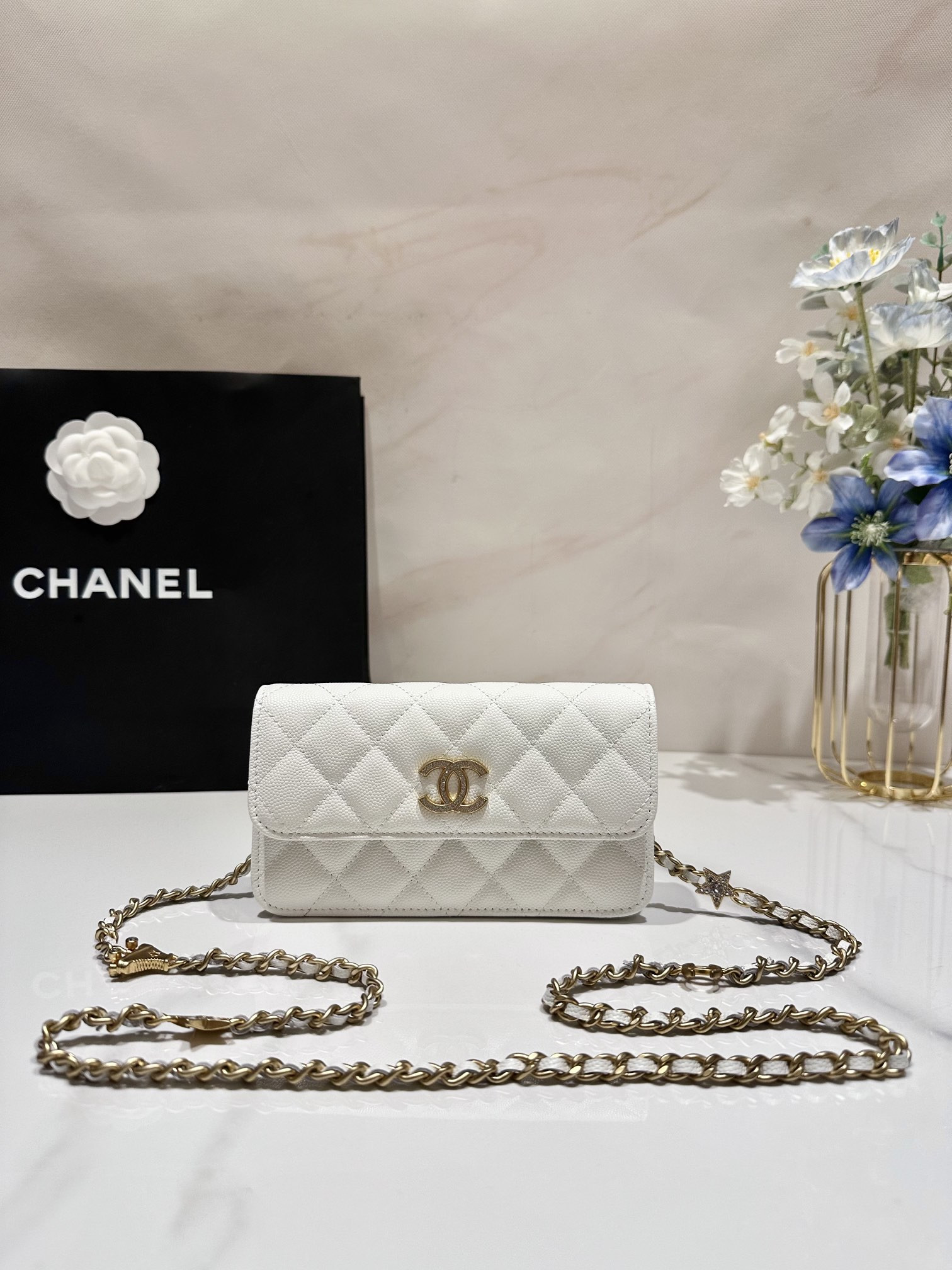 Ch**el CLASSIC WALLET ON CHAIN MINI WHITE 6.7 x 3.9 x 1.6 in