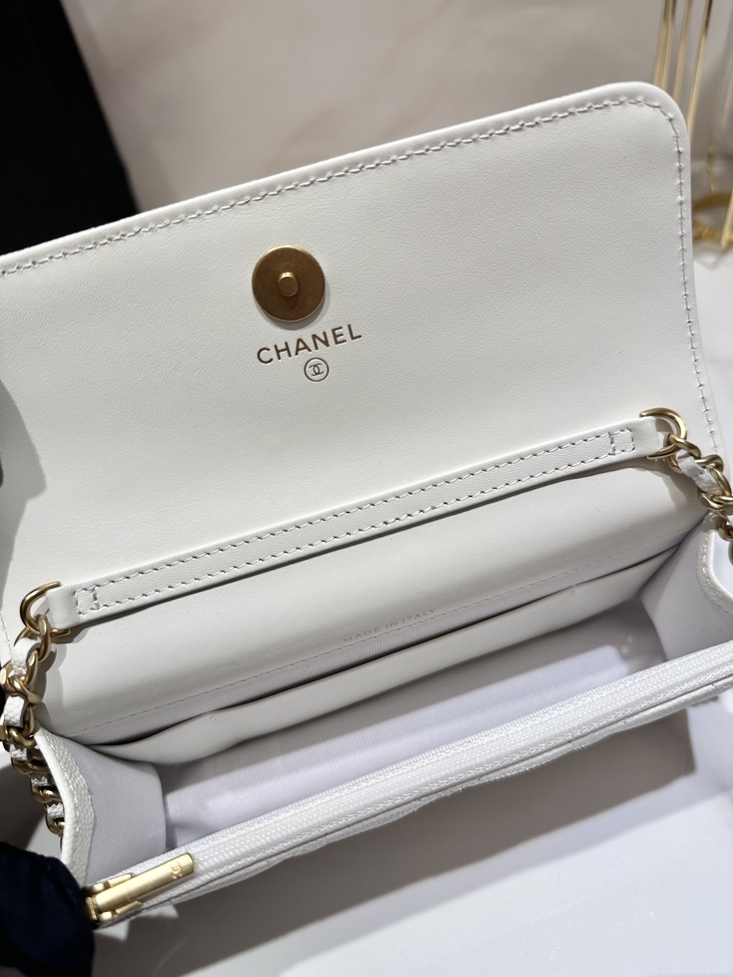 Ch**el CLASSIC WALLET ON CHAIN MINI WHITE 6.7 x 3.9 x 1.6 in