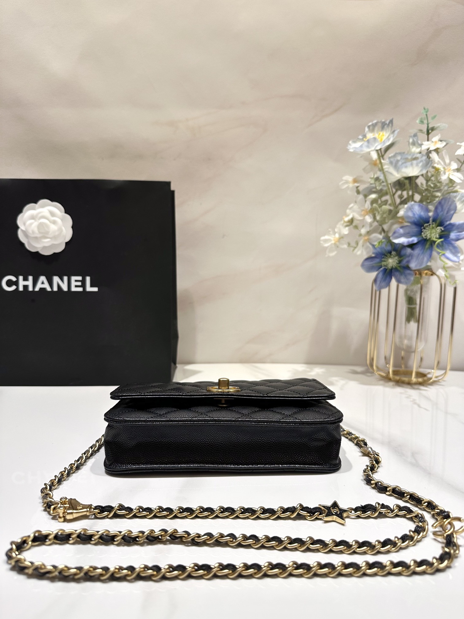 Ch**el CLASSIC WALLET ON CHAIN 4.8 × 7.5 × 1.4 in