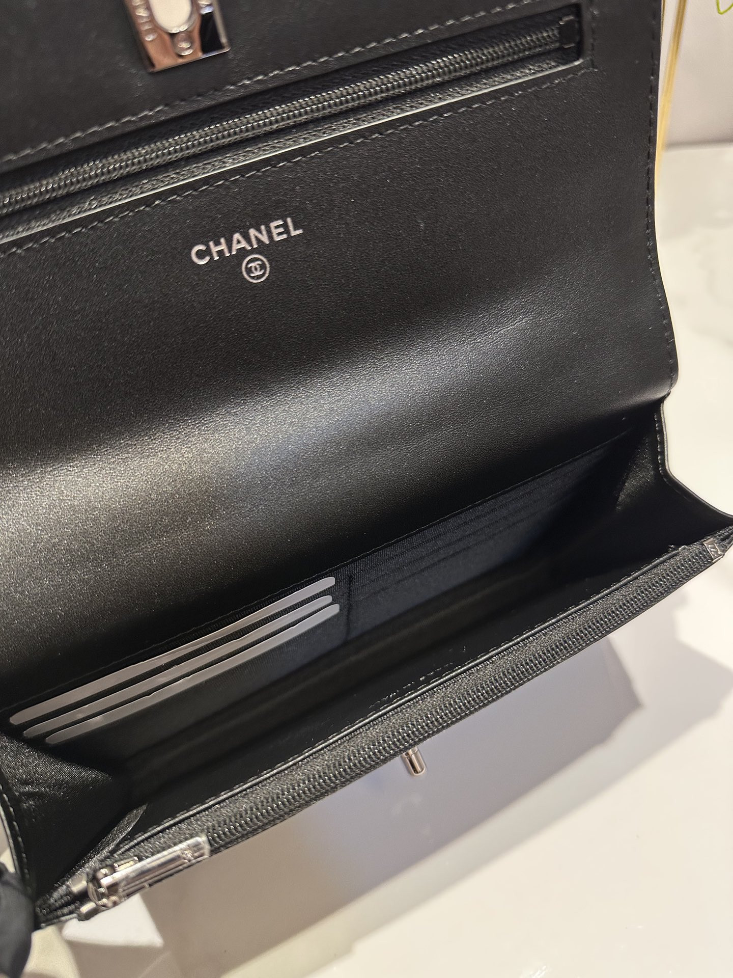 Ch**el CLASSIC WALLET ON CHAIN 4.8 × 7.5 × 1.4 in