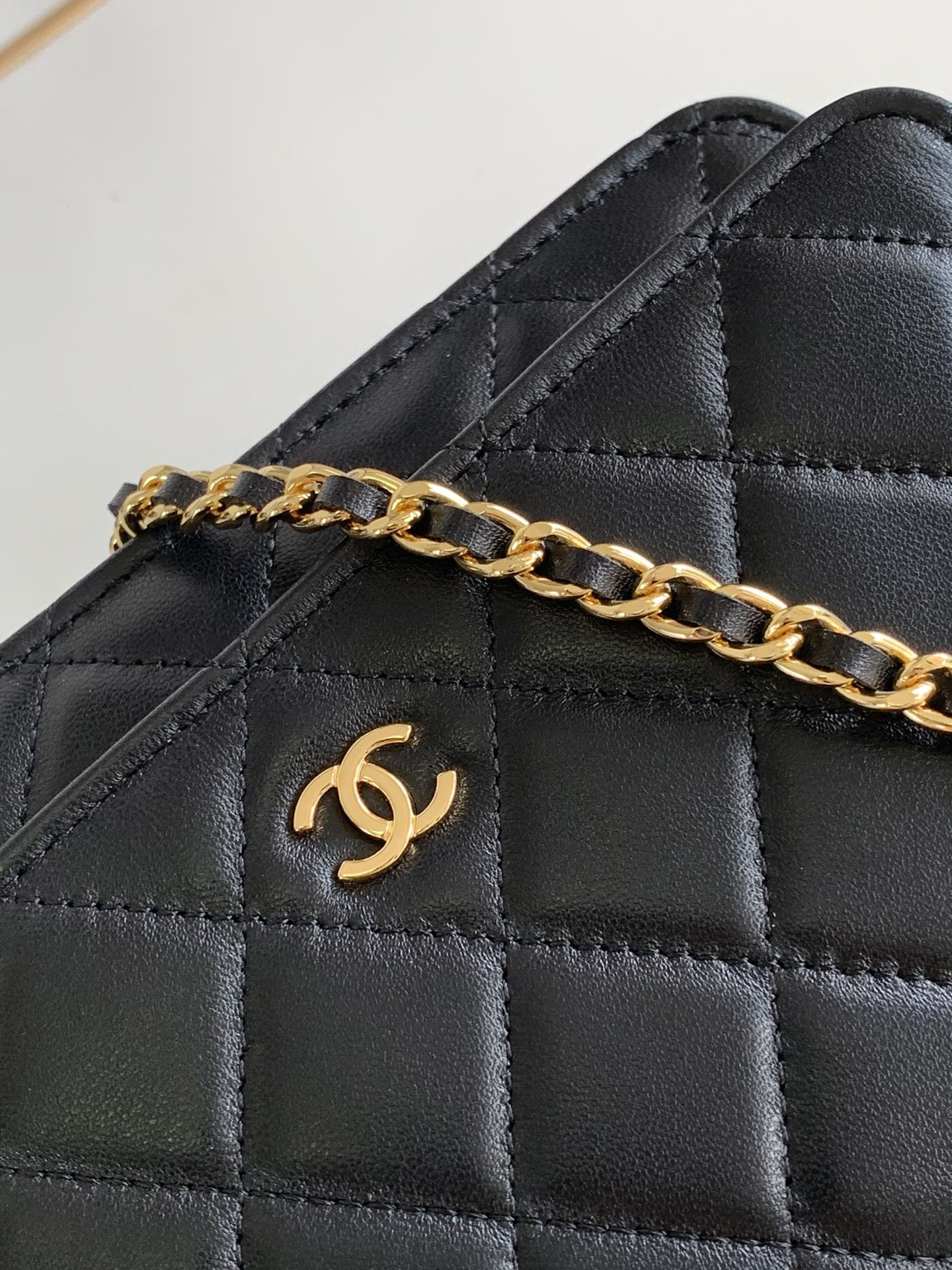 Ch**el CLASSIC WALLET ON CHAIN BLACK 4.8 × 7.5 × 1.4 in