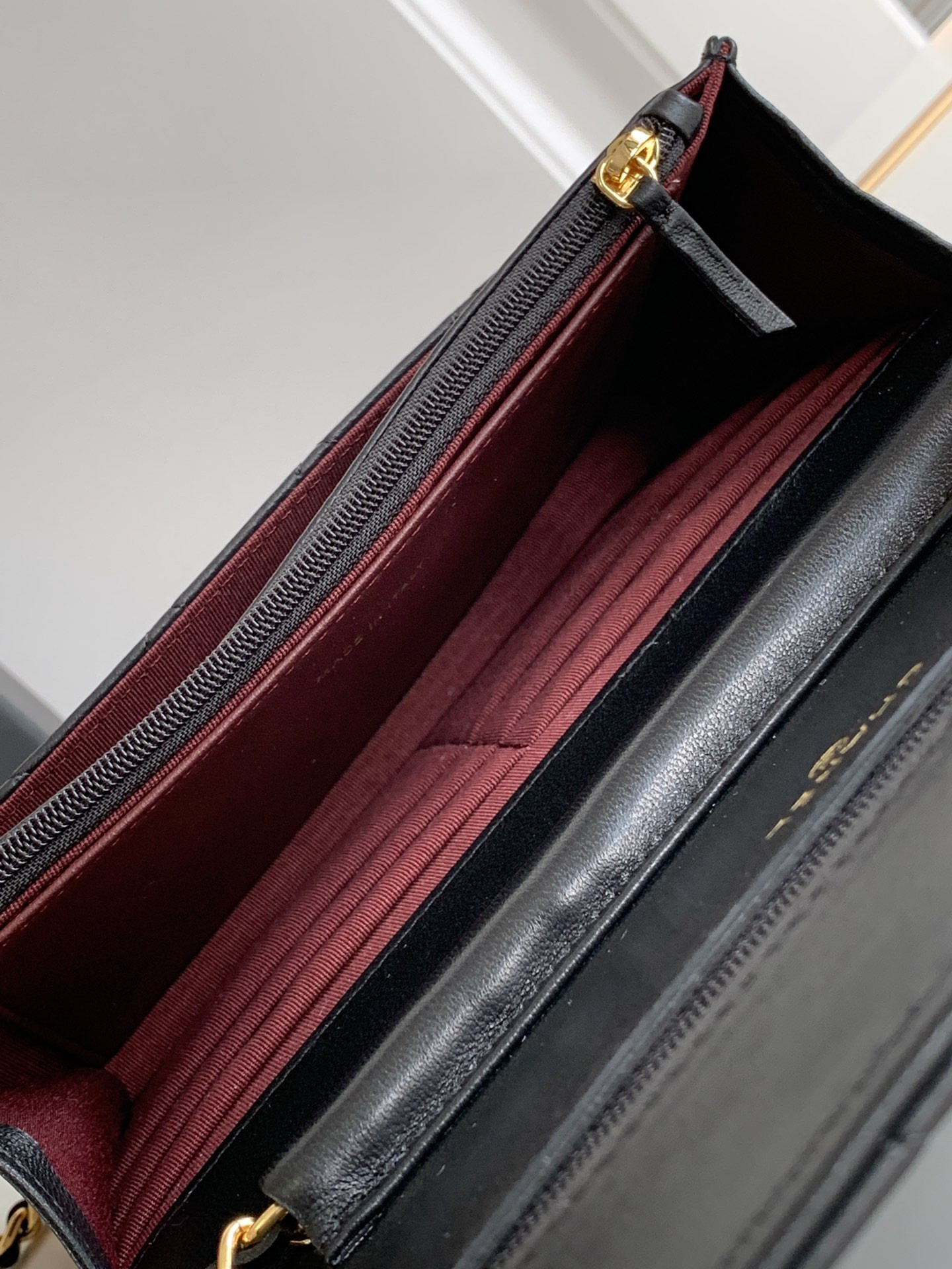 Ch**el CLASSIC WALLET ON CHAIN BLACK 4.8 × 7.5 × 1.4 in