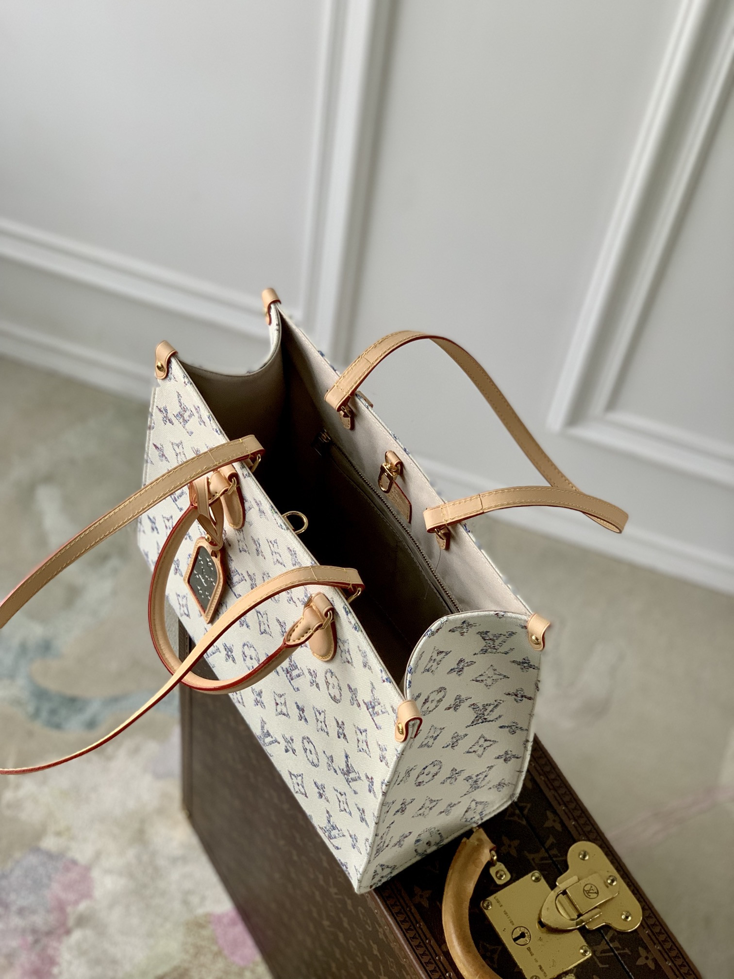 LV OnTheGo MM M24708 13.8 x 10.6 x 5.5 inches