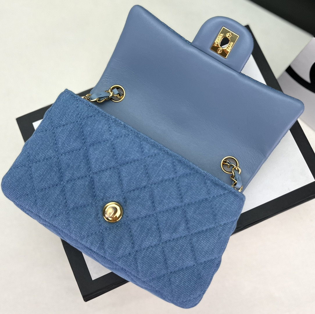Ch**el MINI CLASSIC 11.12 HANDBAG Tweed & Gold-Tone Metal 4.7 × 7.8 × 2.3 in