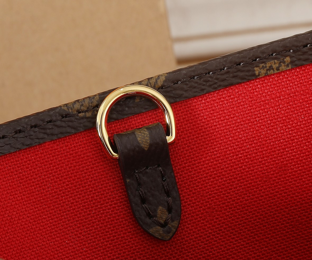 LV  OnTheGo BB M46839 7.1 x 5.9 x 3.3 inches