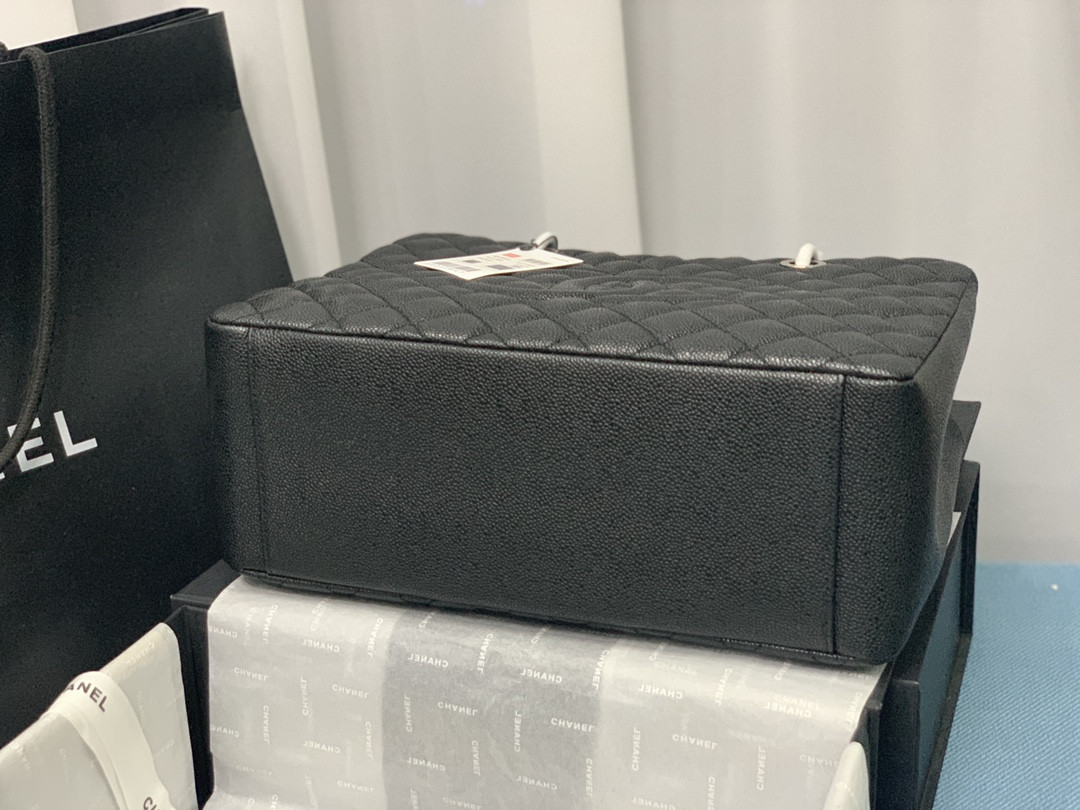 Ch**el GST CAVIAR LEATHER HARDWARE 24X33X13CM