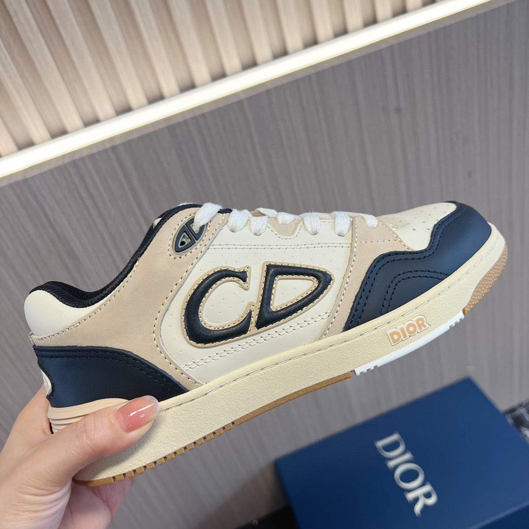 UA D10r B57 Low-Top Sneaker