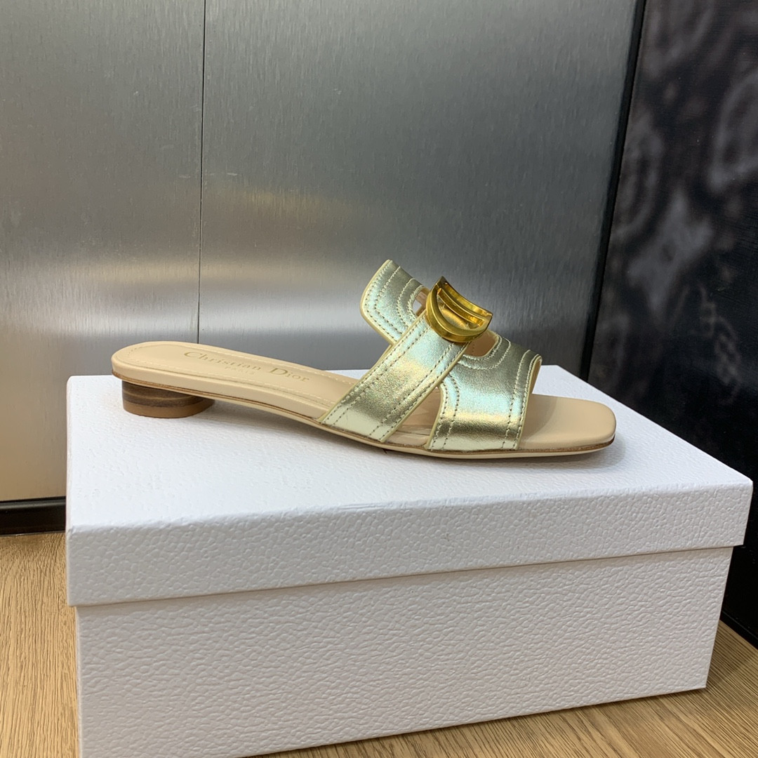 UA D10r 30 Montaigne Slide