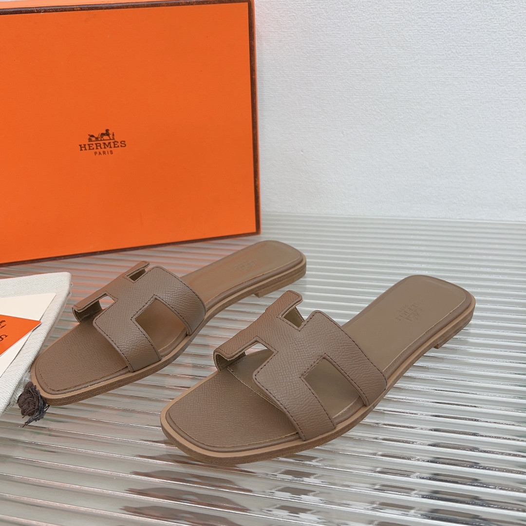 UA H**me5 Oran sandal