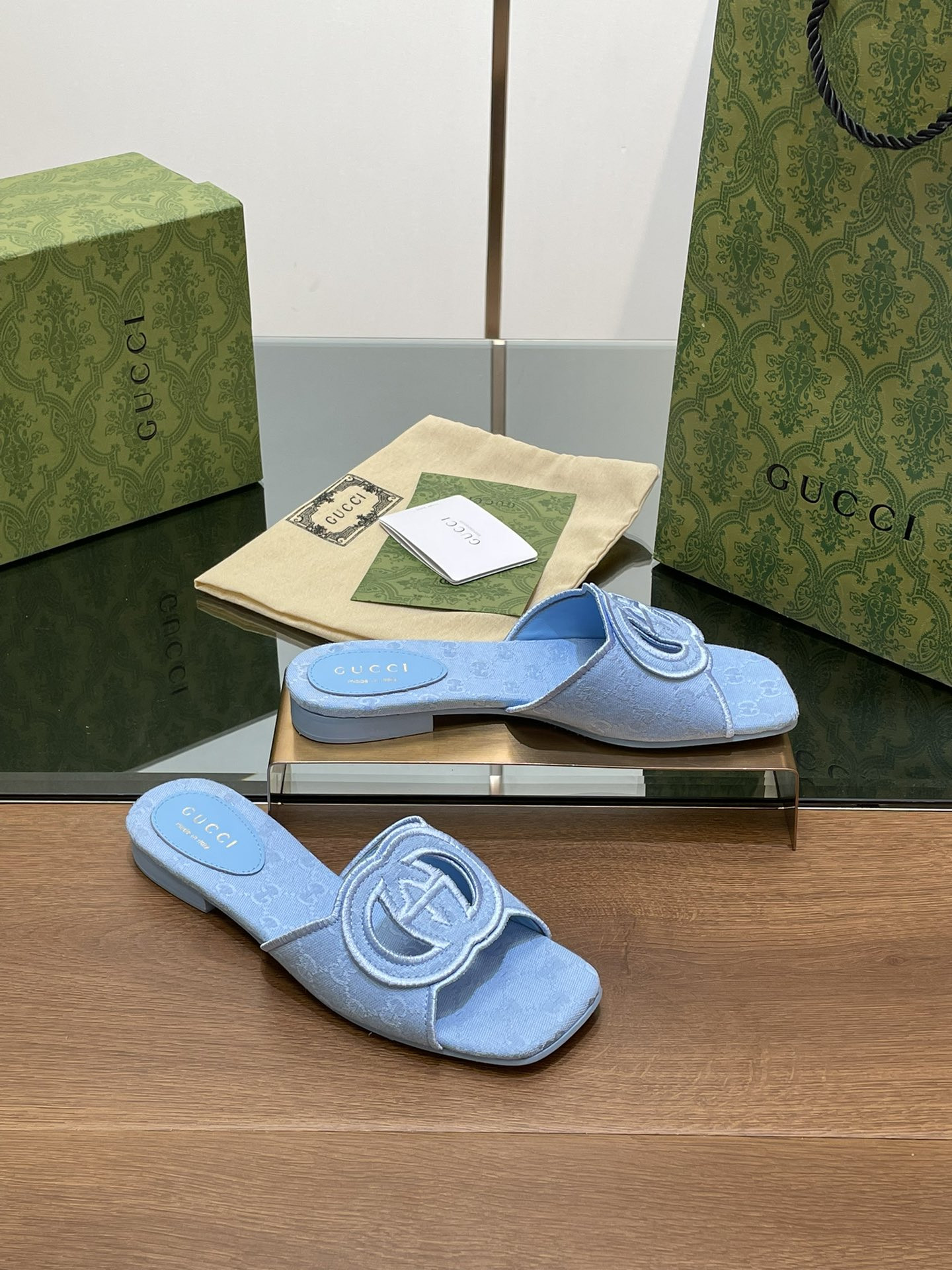 UA Gvc*1 WOMEN'S INTERLOCKING G SLIDE SANDAL