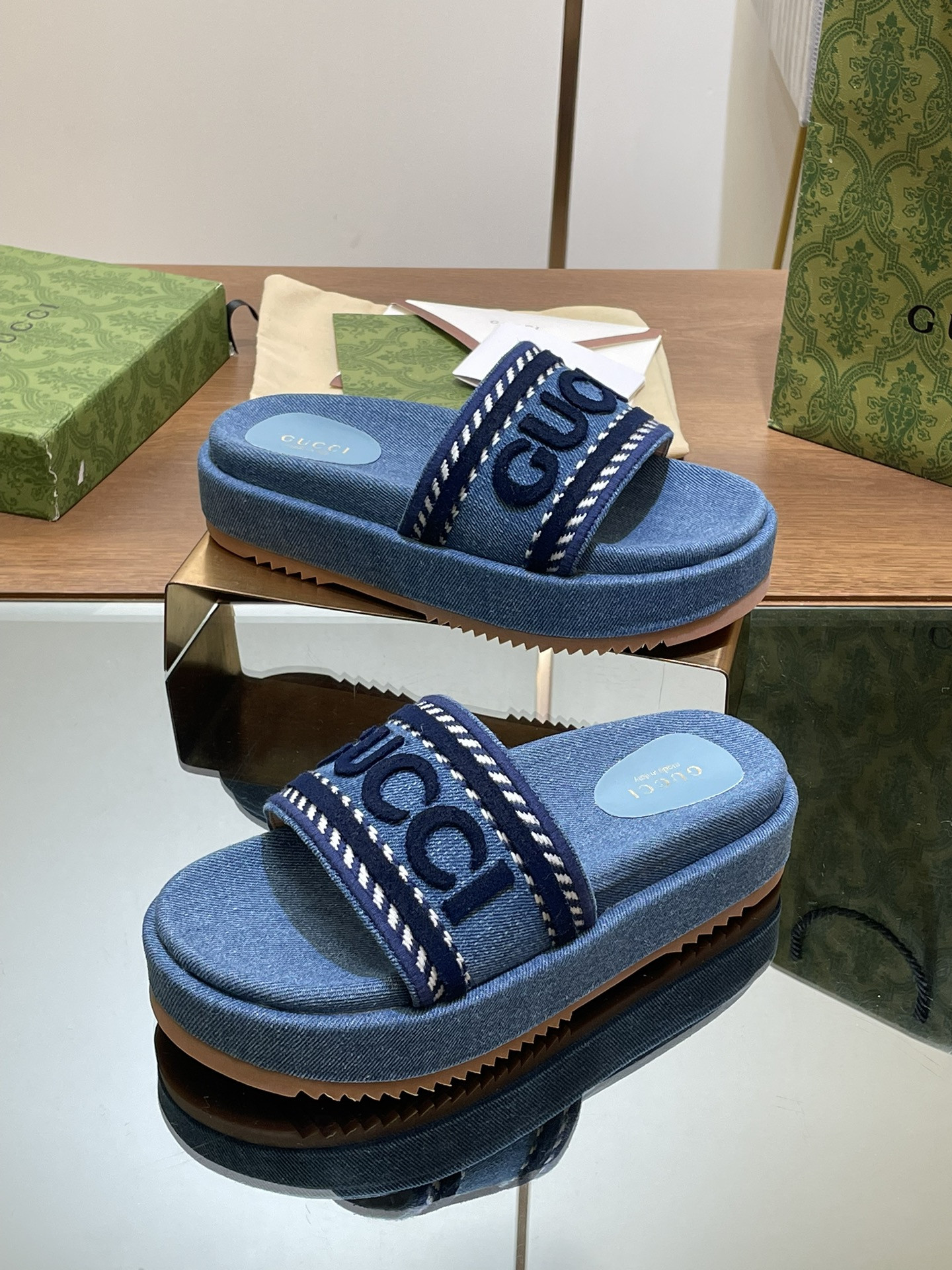 UA Gvc*1 SLIDE SANDAL WITH Gvc*1 SCRIPT