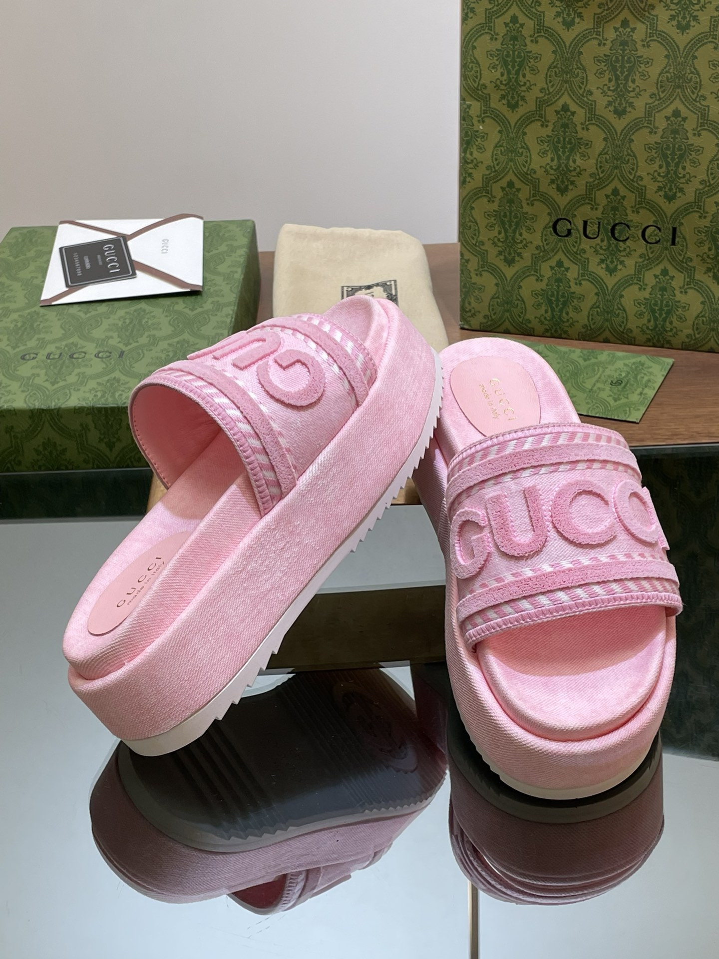 UA Gvc*1 SLIDE SANDAL WITH Gvc*1 SCRIPT