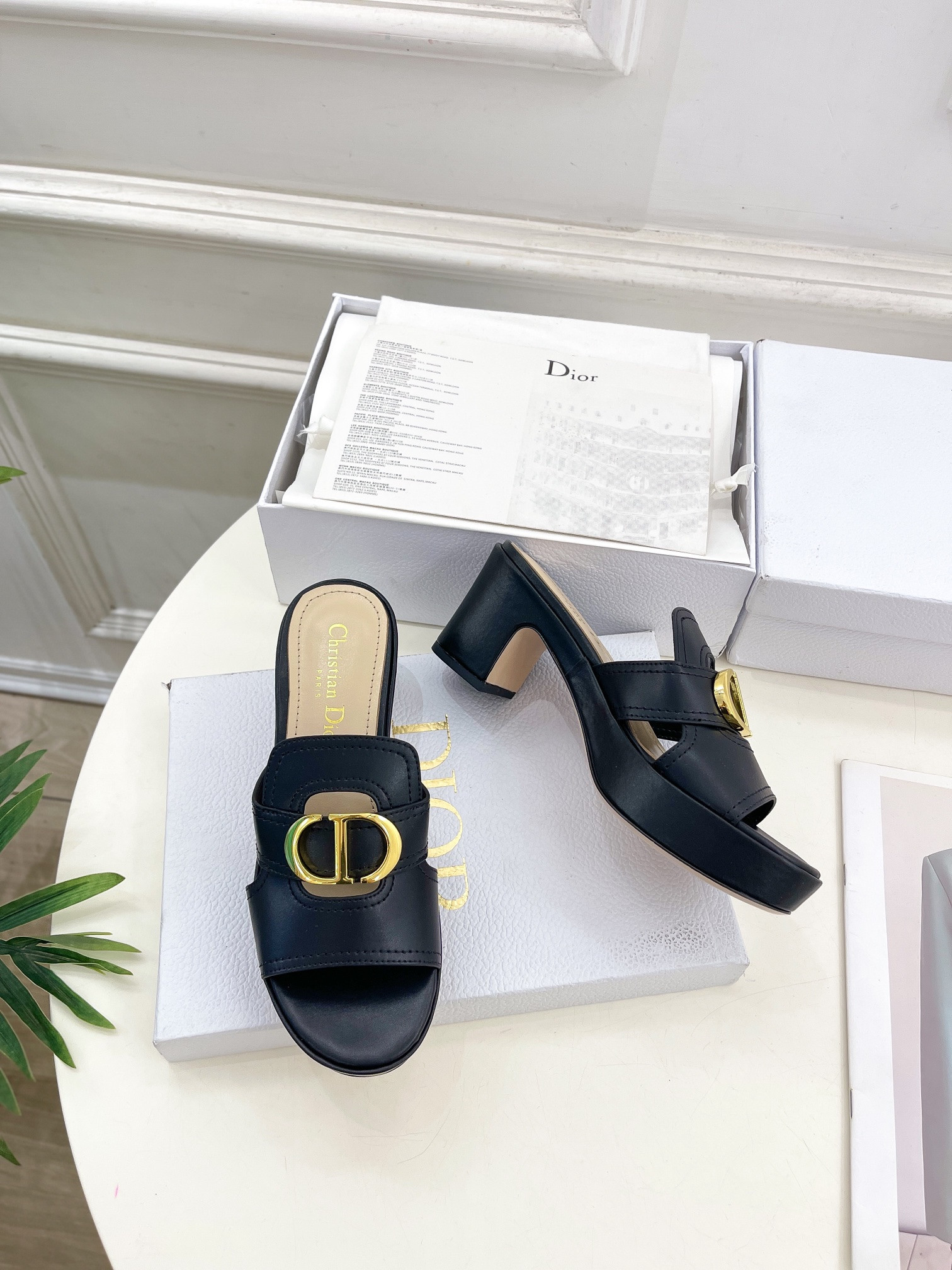 UA D10r 30 Montaigne Platform Slide