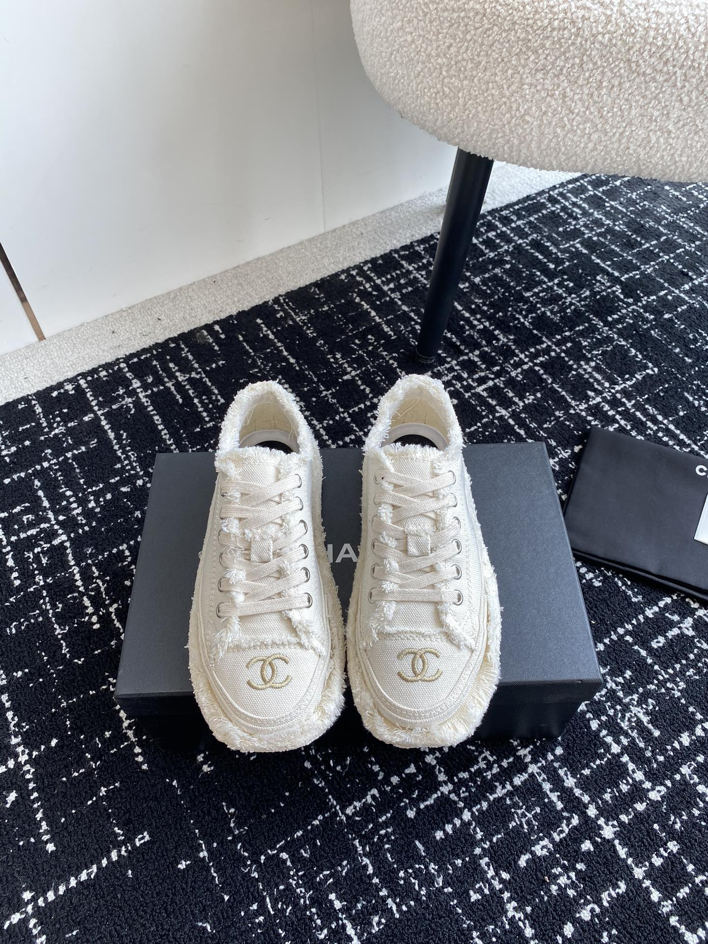 UA Ch**el SNEAKER