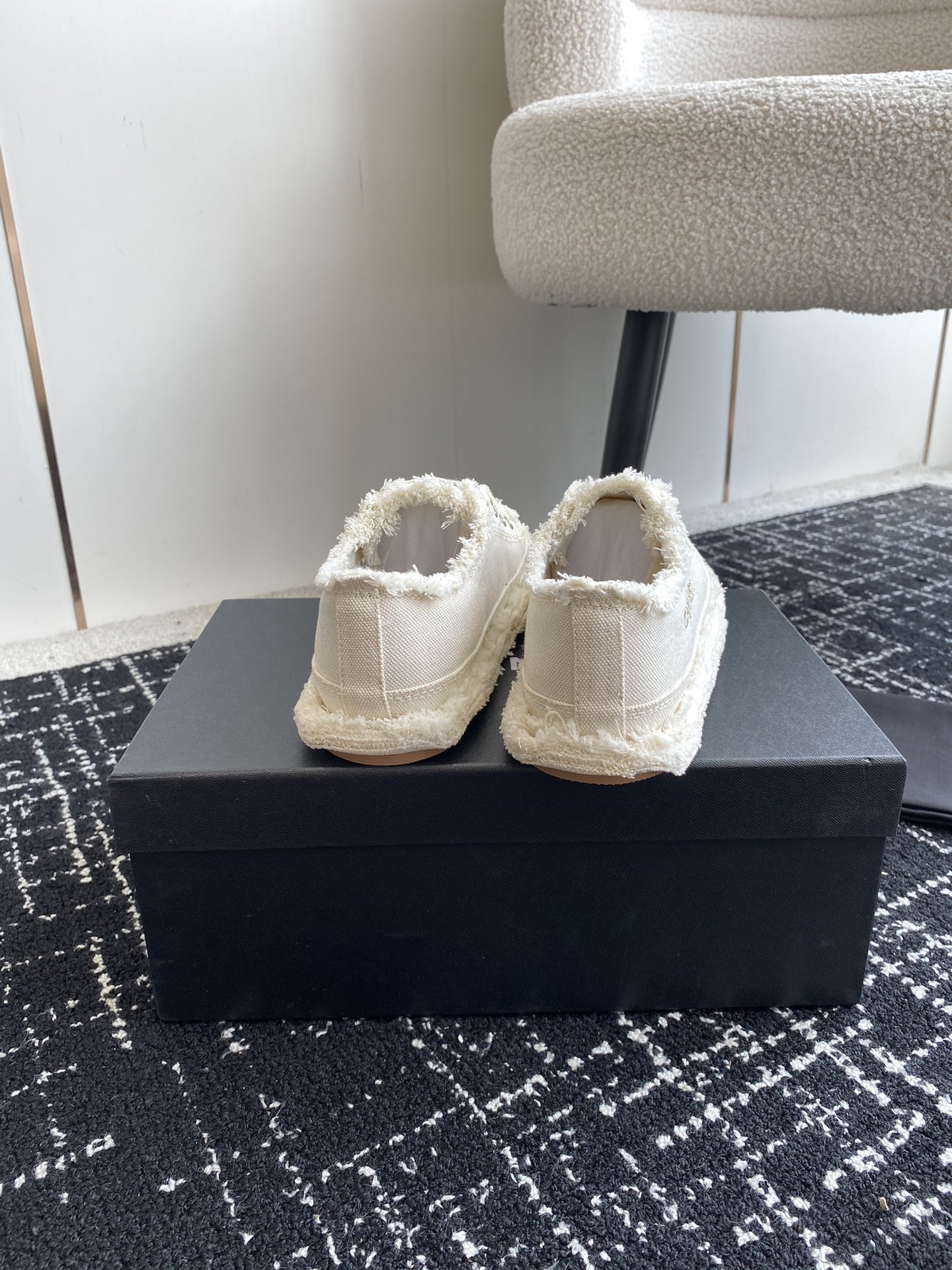 UA Ch**el SNEAKER
