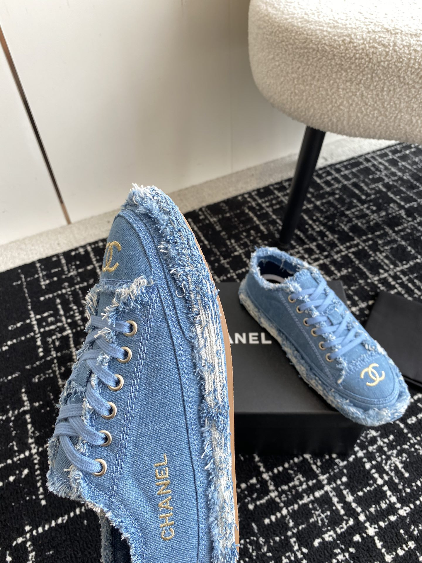 UA Ch**el SNEAKER
