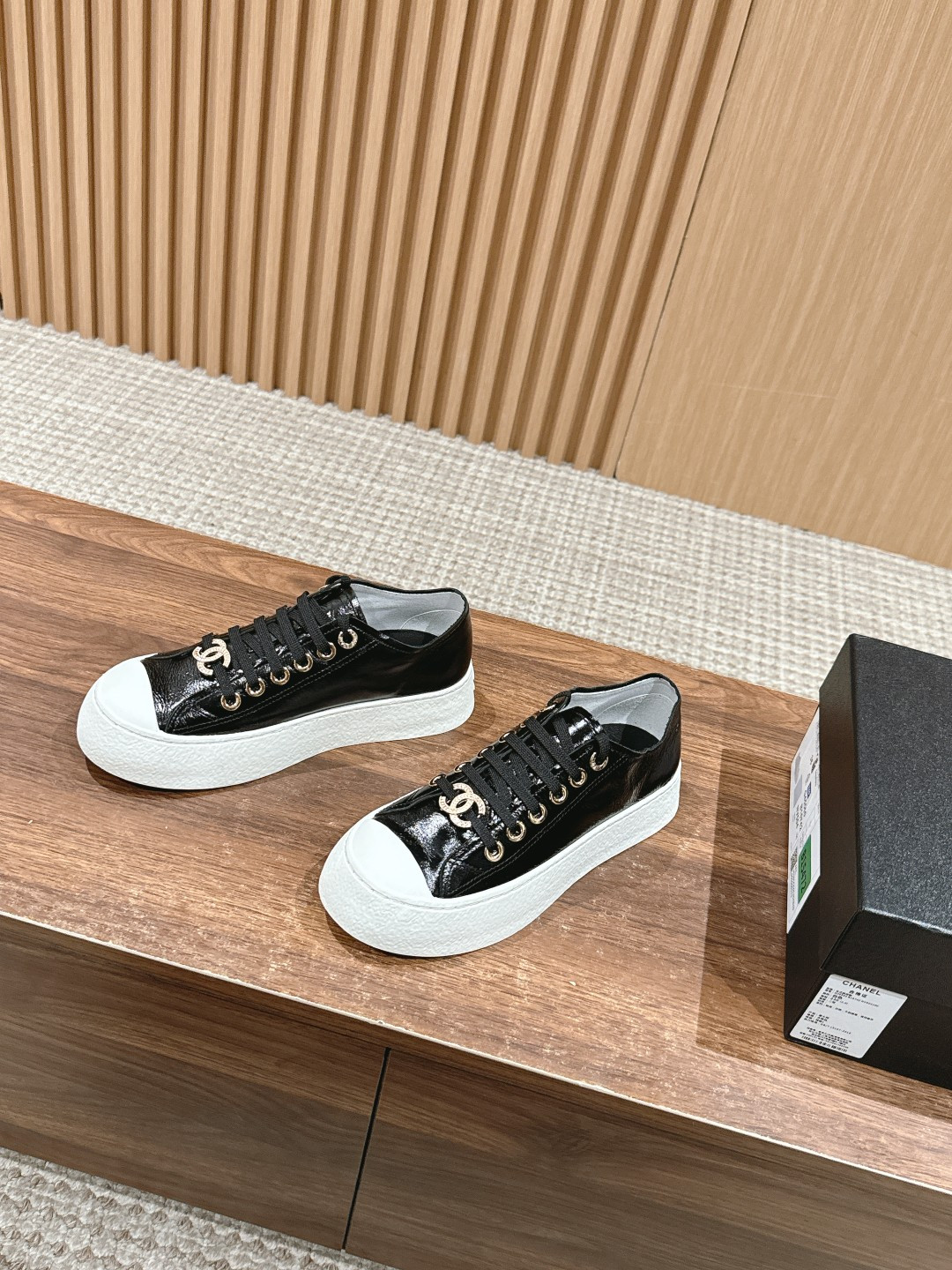 UA Ch**el SNEAKER