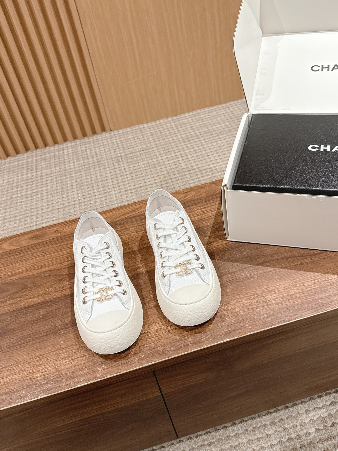 UA Ch**el SNEAKER